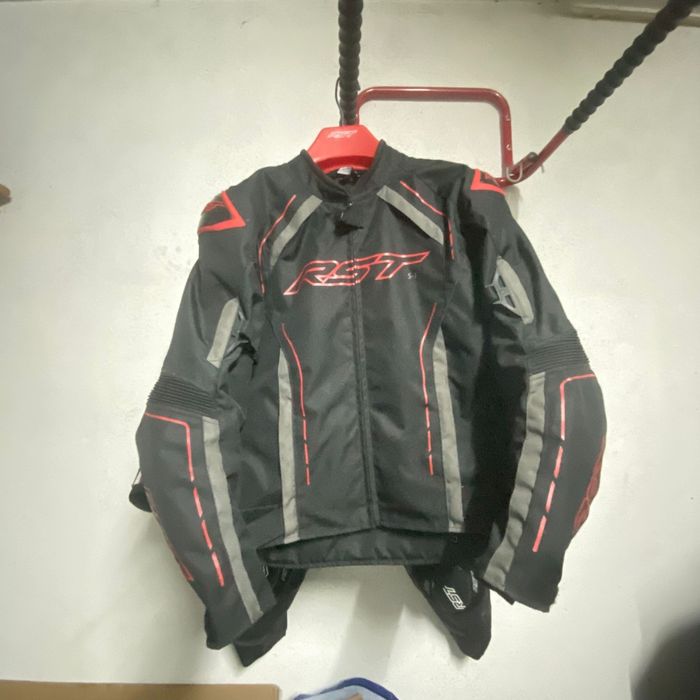 Vendo 2 casacos RST