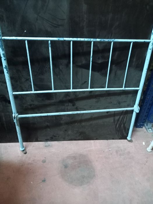 Cama de FERRO muito antiga com 2 cabeceiras e com os ferros do estrado