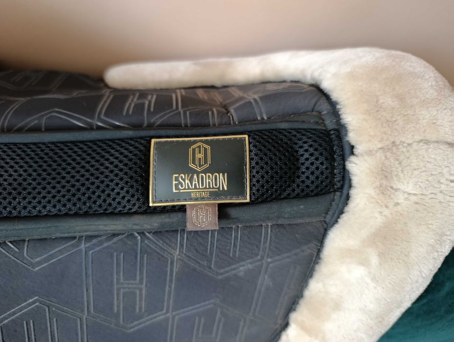 Podkładka pod siodło Eskadron Saddle Pad Softshell Fauxfur
