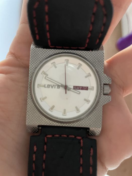 Relogio levis em bom estado