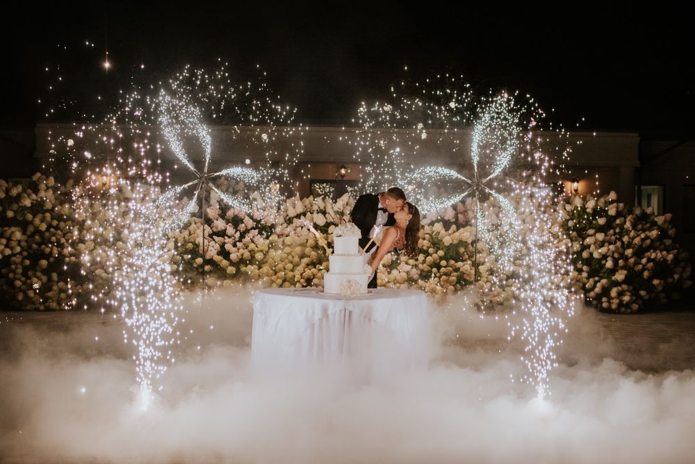 Wodospad iskier Wiatraki iskier Ciężki dym dywan kolorowe wystrzały we