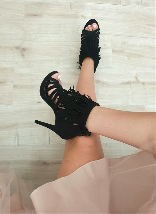 Czarne buty na wysokim obcasie 38, odkryte palce, frendzle