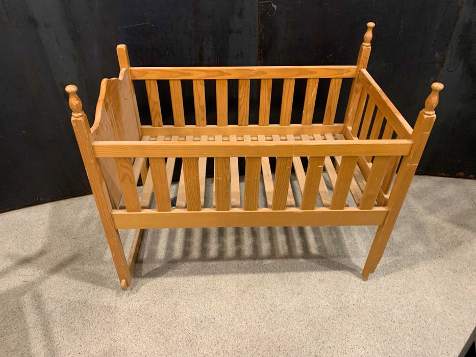 Berço antigo vintage de madeira pinho