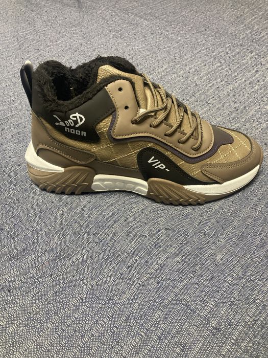 Зимові кросівки ..