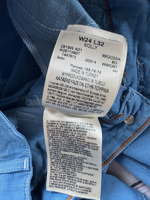 Wrangler Molly W24 L32 niebieskie spodnie – klasyka i wygoda