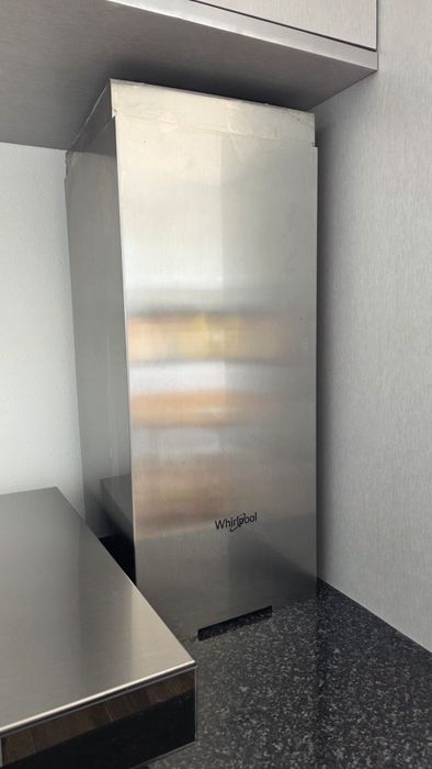 Exaustor Whirlpool em inox e vidro preto