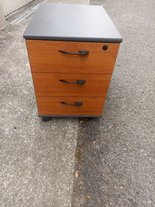 Secretária com Canto e Bloco de Gavetas