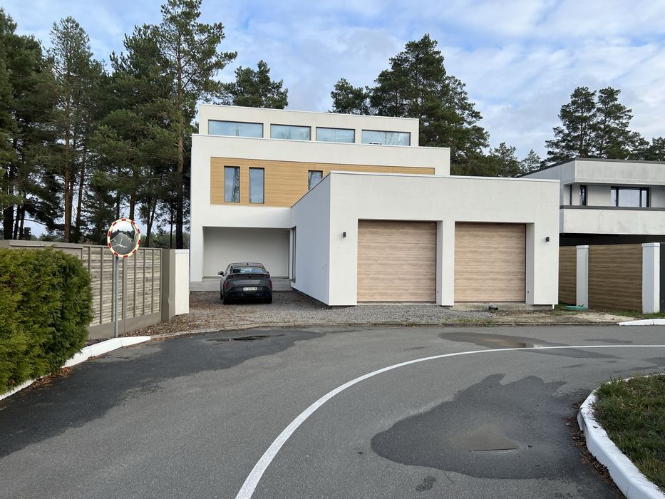 Новий житловий будинок з виходом до води