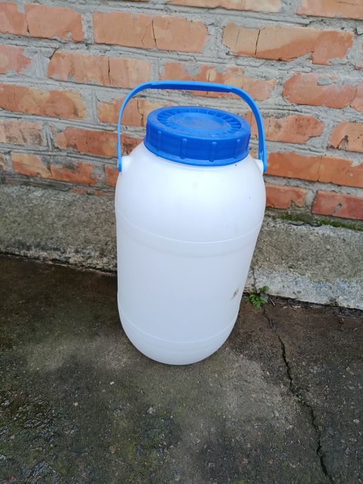 Бочки пластикові різної ємності.