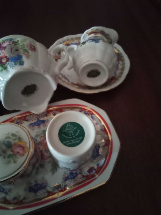 Chávenas diversas em porcelana