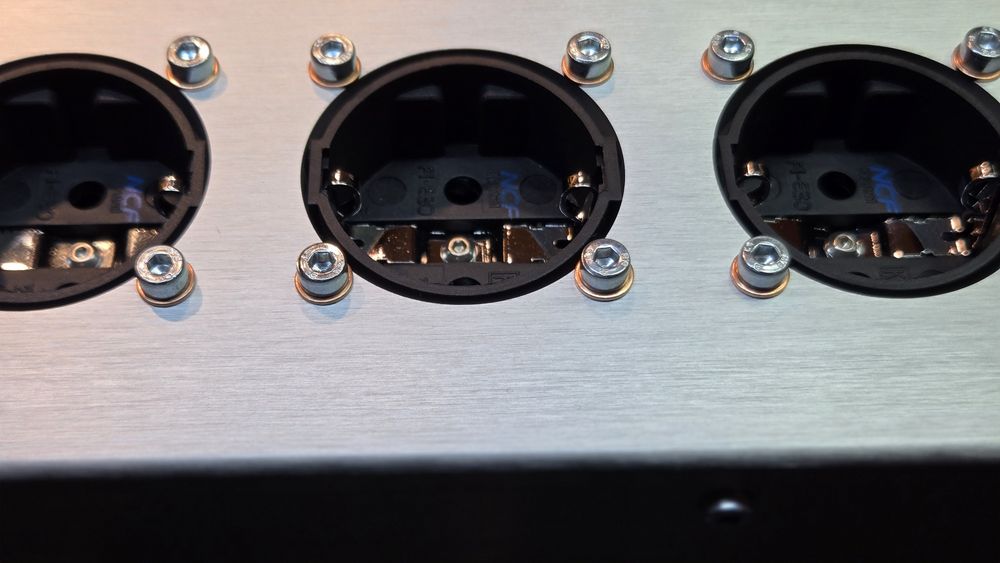 Listwa zasilająca audio silver.