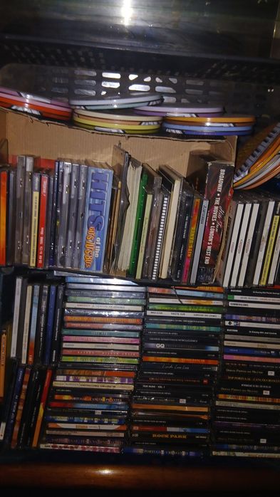 Lote 150 Cd musica diversa por 120 €
