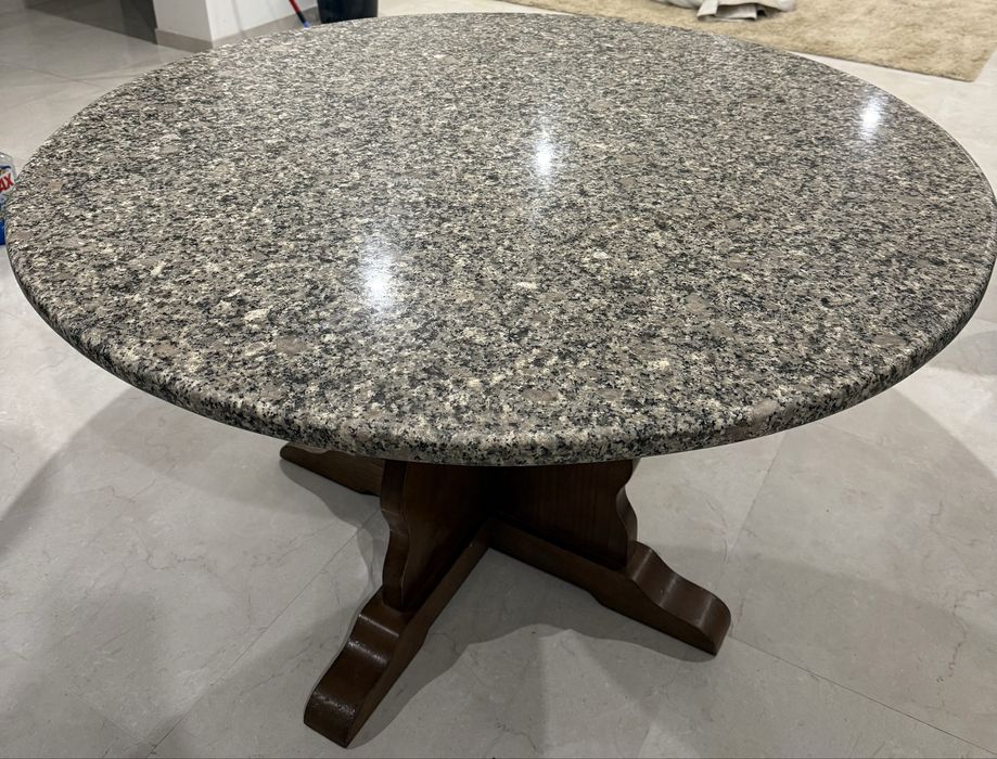 Mesa Redonda em Granito e Madeira Maciça