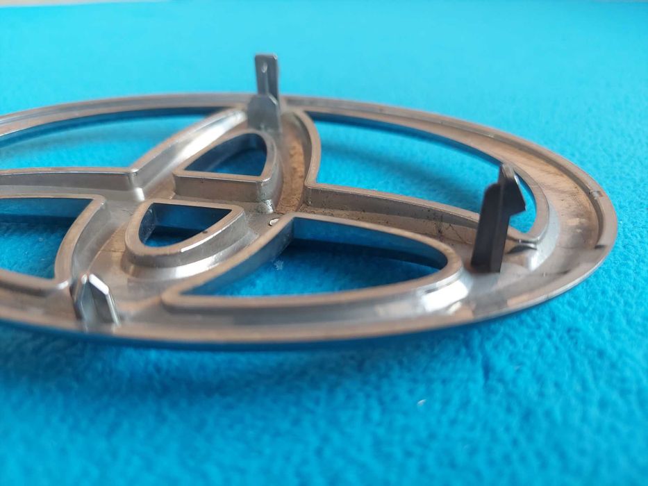 Емблема Toyota Highlander 2007–2013) оригінал кріплення цілі эмблема