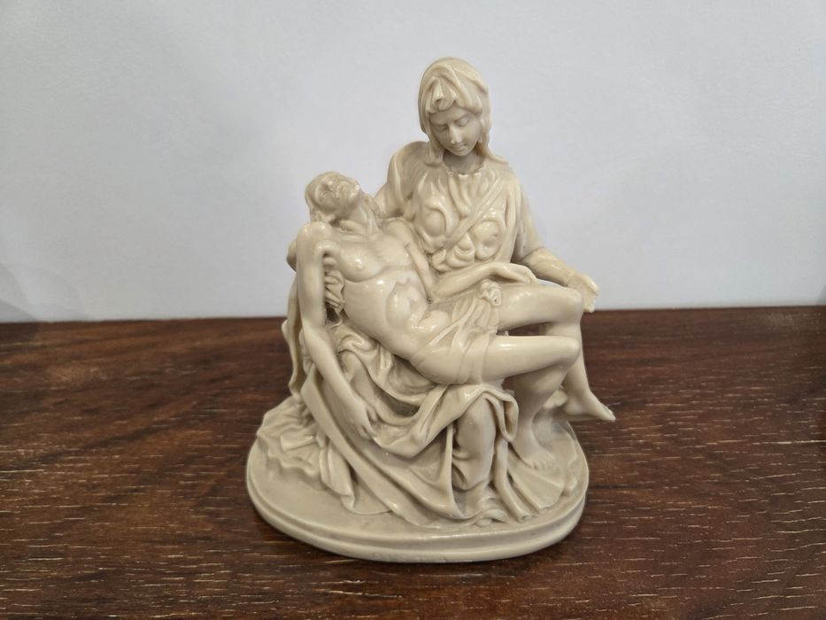 Escultura Pietà em pedra mármore