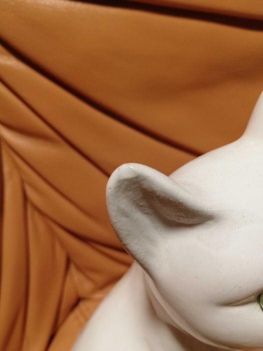 Ceramiczna figurka kota szklane zielone oczy