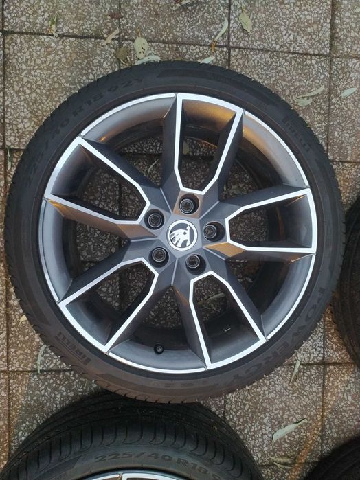 Oryginalne felgi Skoda Gemini 18 cali opony letnie Superb Octavia Golf