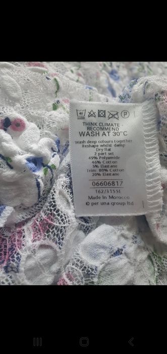 Bluzka z elastycznej koronki w kwiatki. Per Una