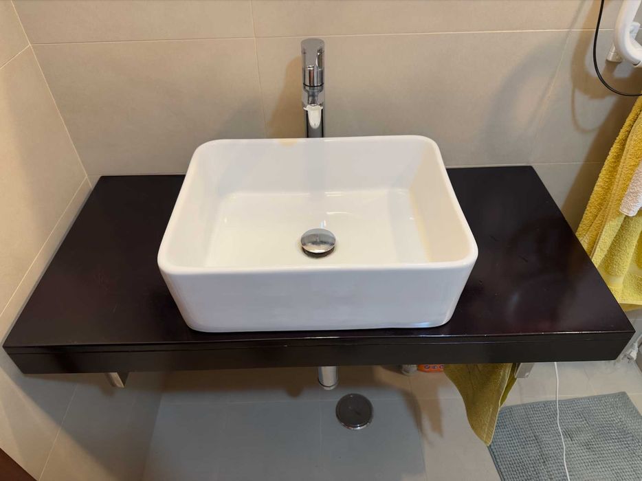 Conjunto casa de banho: lavatório + bancada + torneira