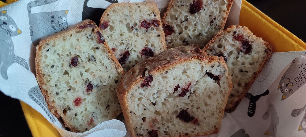 Chleb drożdżowy na drożdżach swojski ręcznie robiony z ziarnami