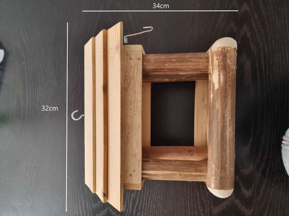 Solidny karmnik dla ptaków z surowego drewna XL