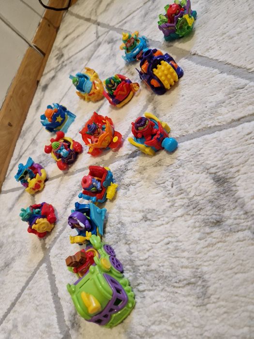 14 pojazdów/ samochodzików + 14 figurki SUPER ZINGS/SUPER THINGS