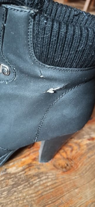 Czarne buty wiązane na wysokim obcasie