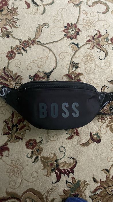 Сумка на пояс бананка LOUIS VUITTONта Hugo BOSS