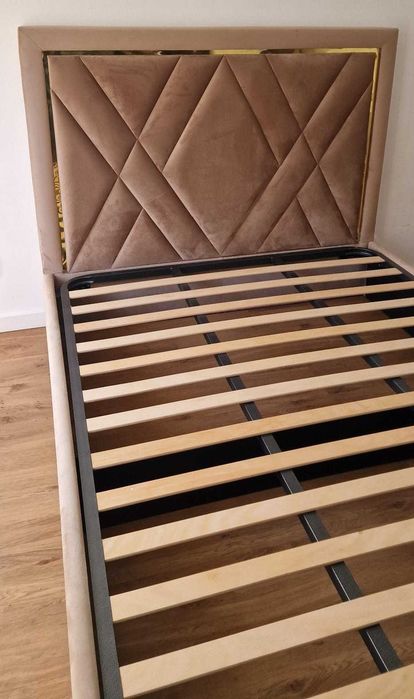 Camas De Casal Estofadas ALTA GAMA - MODELO ESTRELHA - Top de Gama 190x140m Estrado Incluído!!
