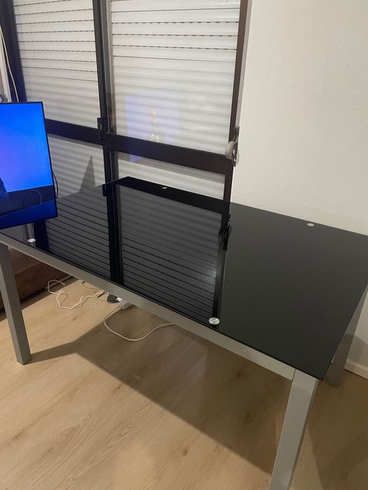 Mesa de vidro preta e prata