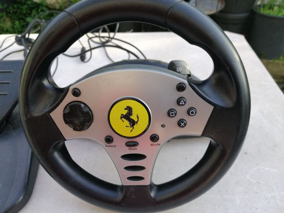 Volante pedais e meudança atrás do volante