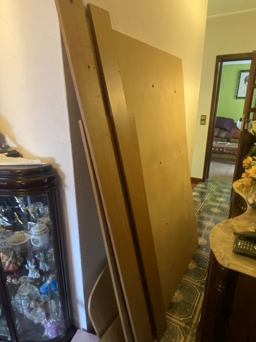 Mobília Completa de Quarto em Madeira – Roupeiro, Cama, Cómoda, Secretária e 2 Mesas de Cabeceira