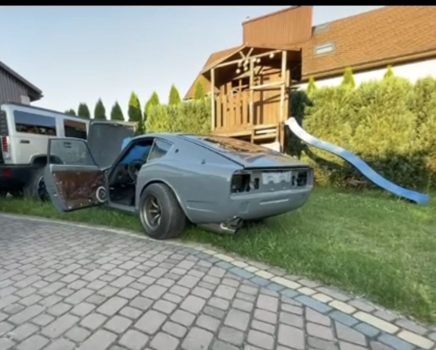 Duzy drewniany domek ze zjezdzaknią plac zabaw dla dzieci