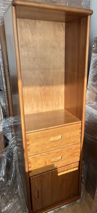 Movel em pinho mel com prateleiras e gavetas