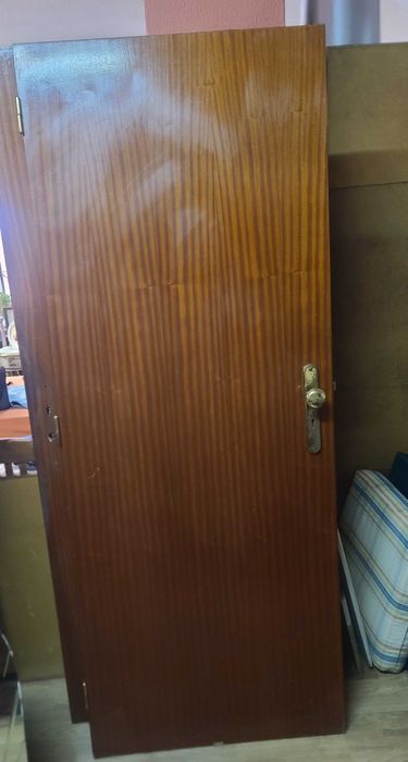 Varias portas com ferragem e sem ferragens