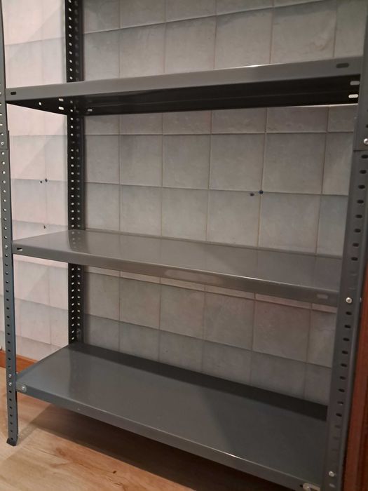 Estante metálica de cor cinza, com 7 prateleiras