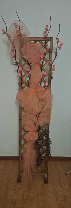 Painel de madeira com arranjo floral decorativo