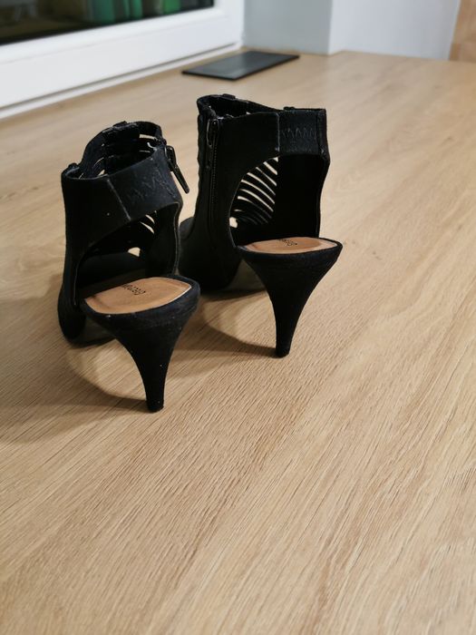Sandałki na obcasie zamszowe