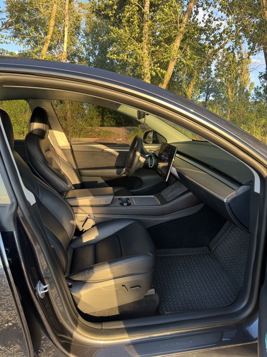 Tesla Model Y  2024