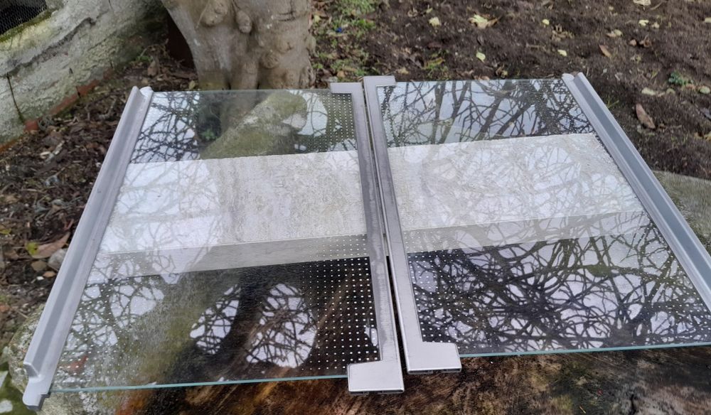 prateleiras de vidro de um frigorífico