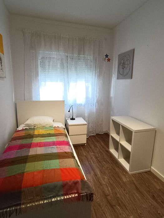 Alugo quarto estudante universitária em Algés, junto ao Mercado