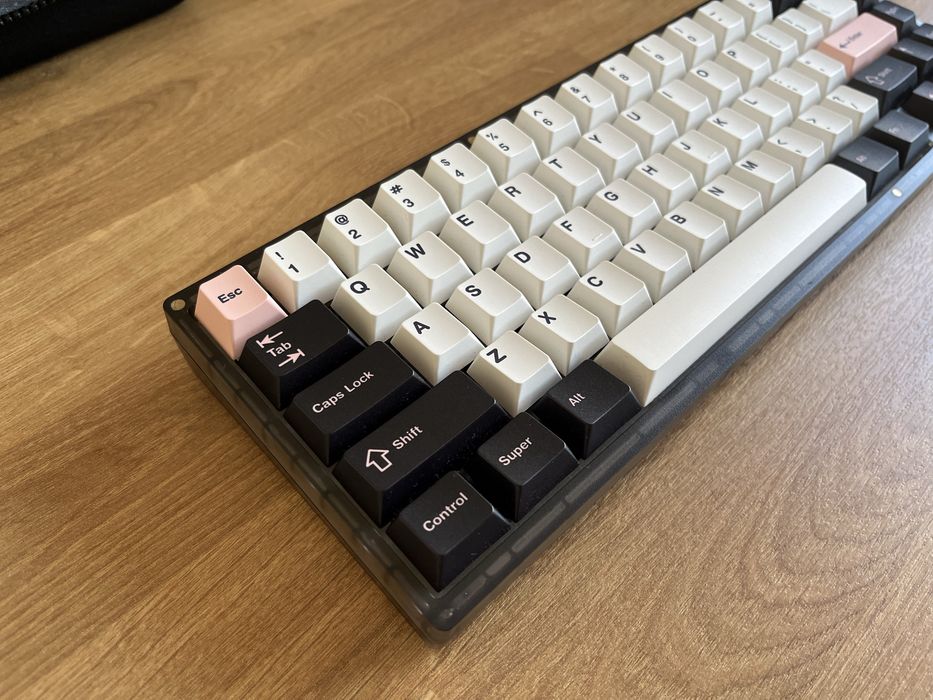 Teclado KBD67 Lite R4 Transparent + NovelKeys Olivia Keycaps