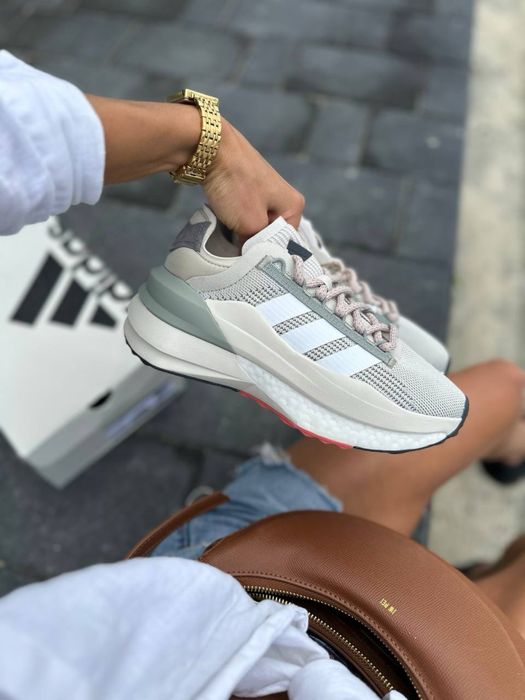 Жіночі оригінальні кросівки Adidas AVRYN_X IG3609: 3 100 грн