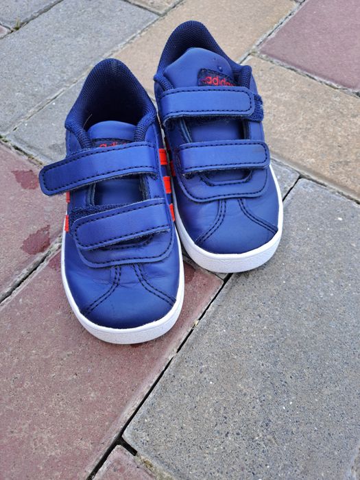 Кросівки adidas 22-23 розмір на ніжку орієнтовно 13 см