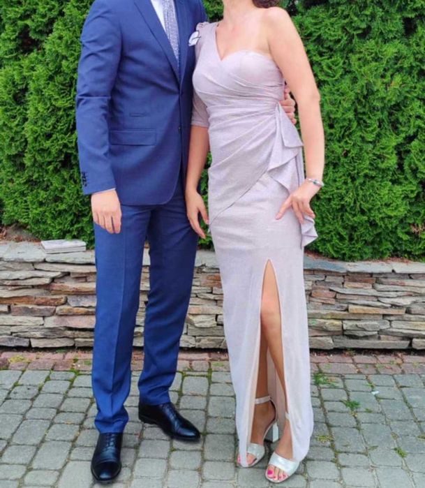 Elegancka, długa sukienka na jedno ramię z rozcięciem - rozm. 38