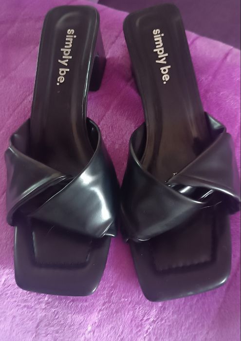 Damskie czarne klapki