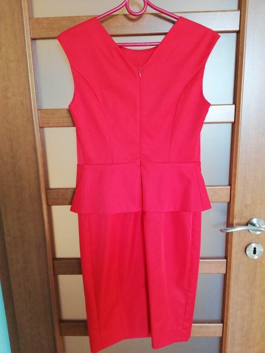 Czerwona dopasowana roz 36