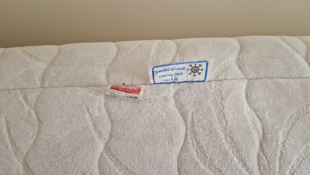 Łóżko sosnowe lite drewno z materacem i szufladą