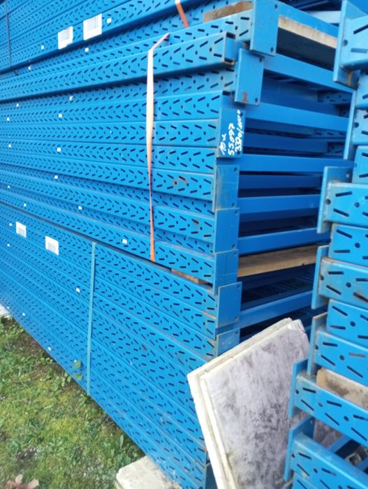 Mesa de 2 bastidores e 4 travessas laranjas