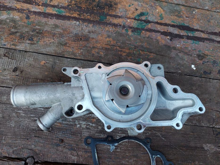 Помпа mercedes 2.2 diesel